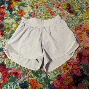 LULULEMON hotty hot shorts size 2(4 inch)